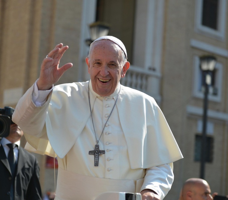 A Vizzini, un omaggio a Papa Francesco tra fede, accoglienza e comunità. Nel cuore della Sagra, un momento solenne che unisce istituzioni civili e religiose per celebrare il messaggio universale del Santo Padre.